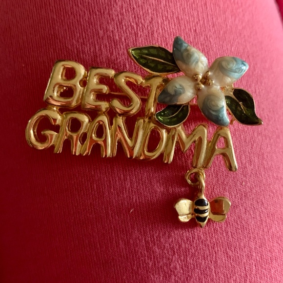 Best Grandma Enameled Flower and Bee Dangle Brooch/Pin NWOT - Picture 5 of 5
